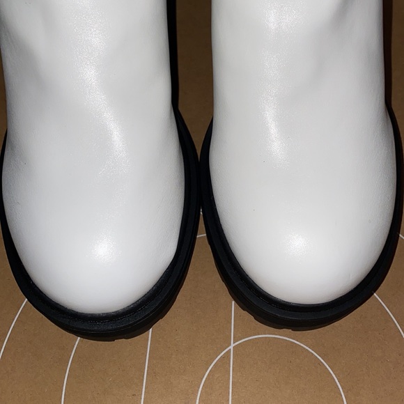 NWT Urban Outfitters Chloe Chelsea white boot - Picture 9 of 9